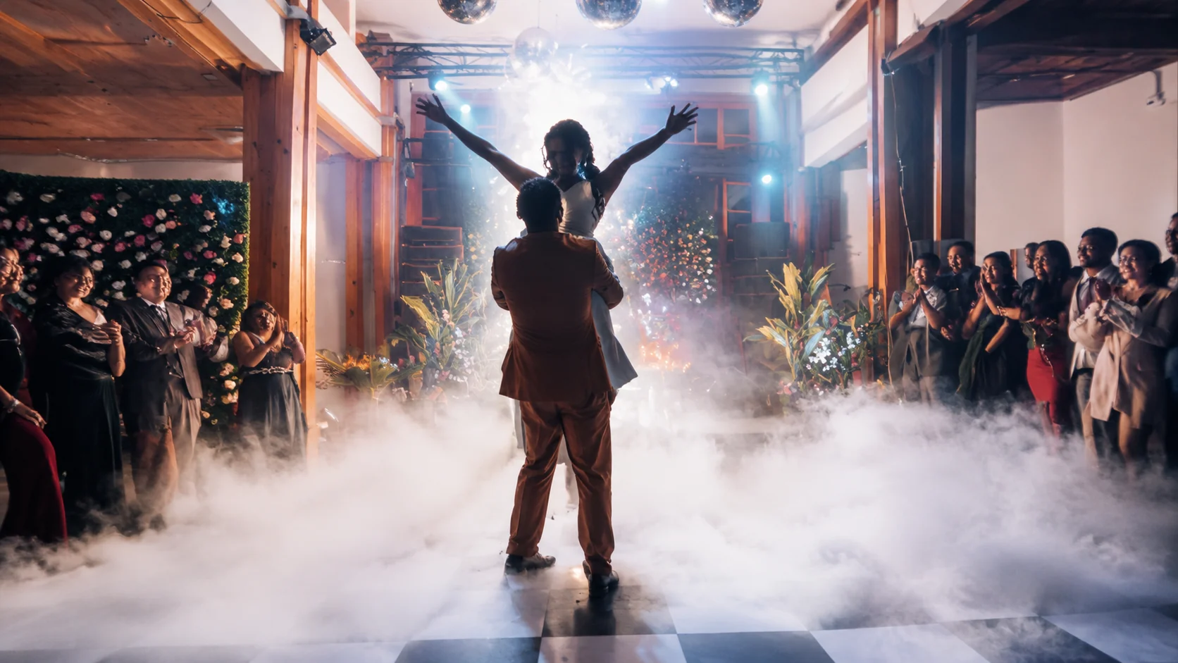 Celebración en el salón de Borde Laguna con pista de baile e iluminación