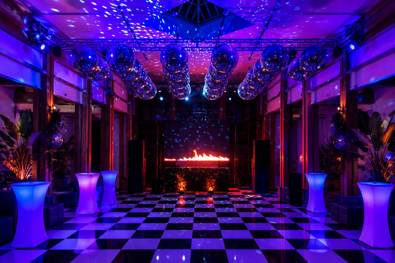 Salón con iluminación azul, pista de baile y bolas de espejo