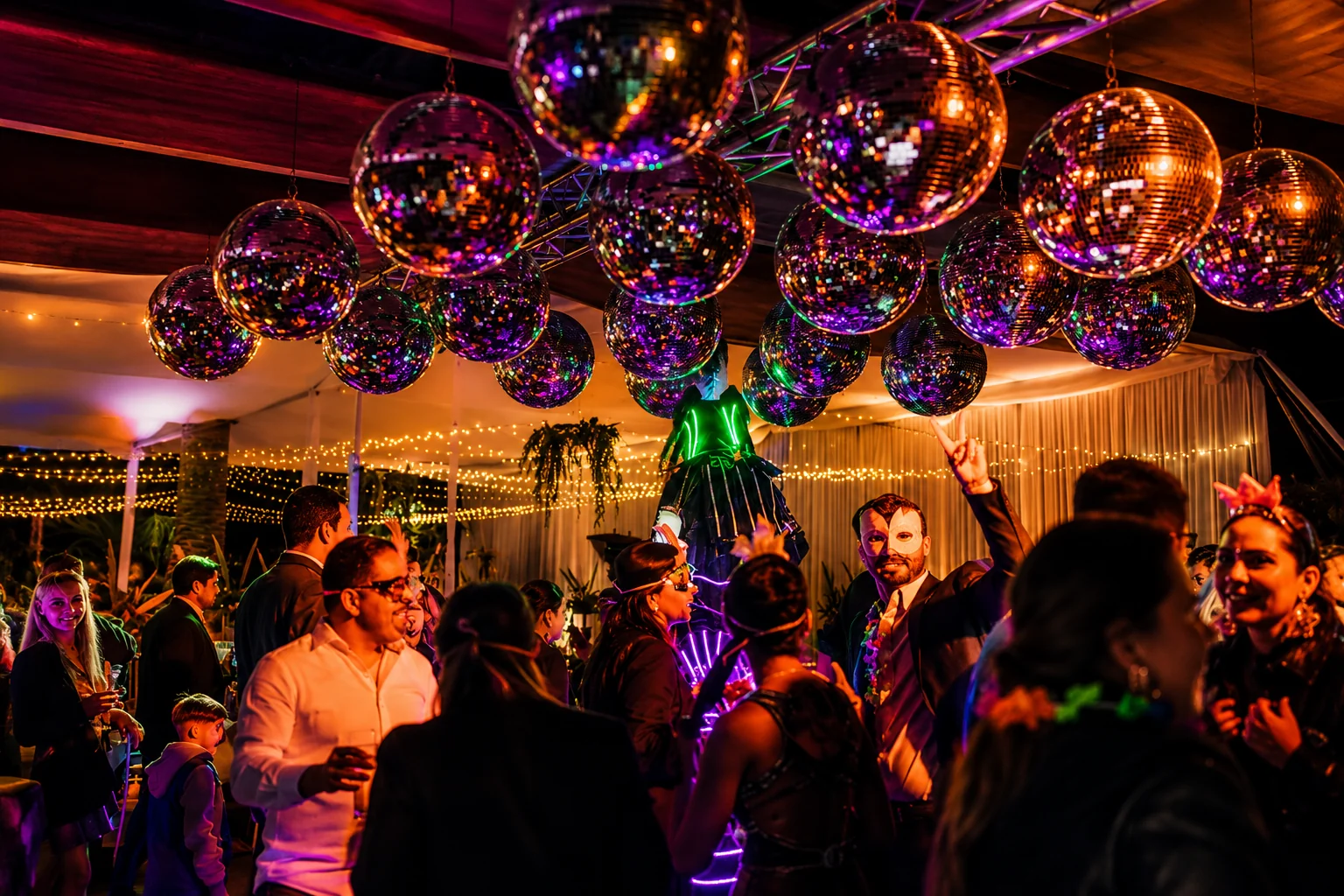 Fiesta con invitados, luces de colores y ambientación especial
